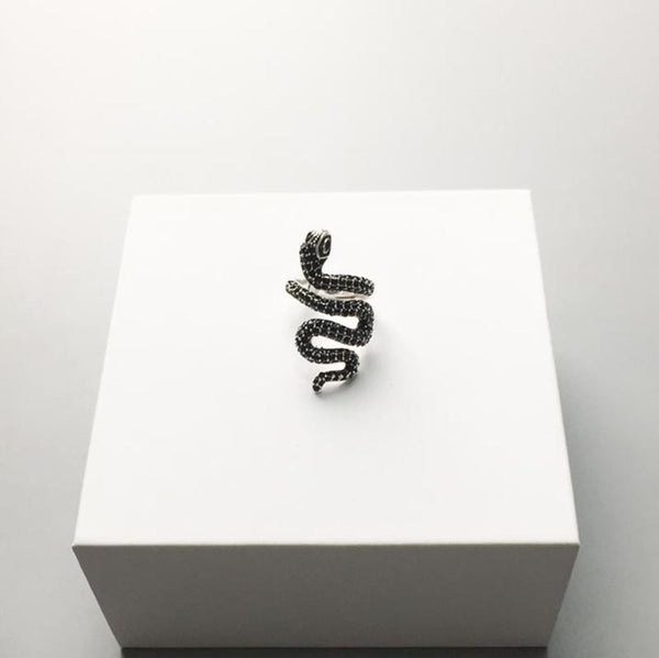 Bague noire forme Serpent