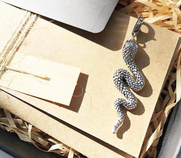 pendentif en argent forme de serpent