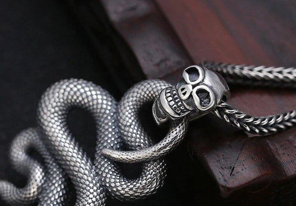 pendentif serpent tete de mort